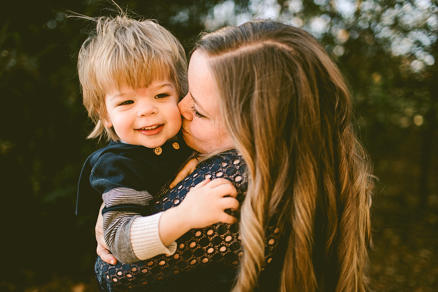 Mom kissing toddler on the cheek